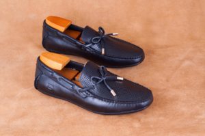 giay-da-duc-lo-that-no-cach-dieu-gnla717kj-d